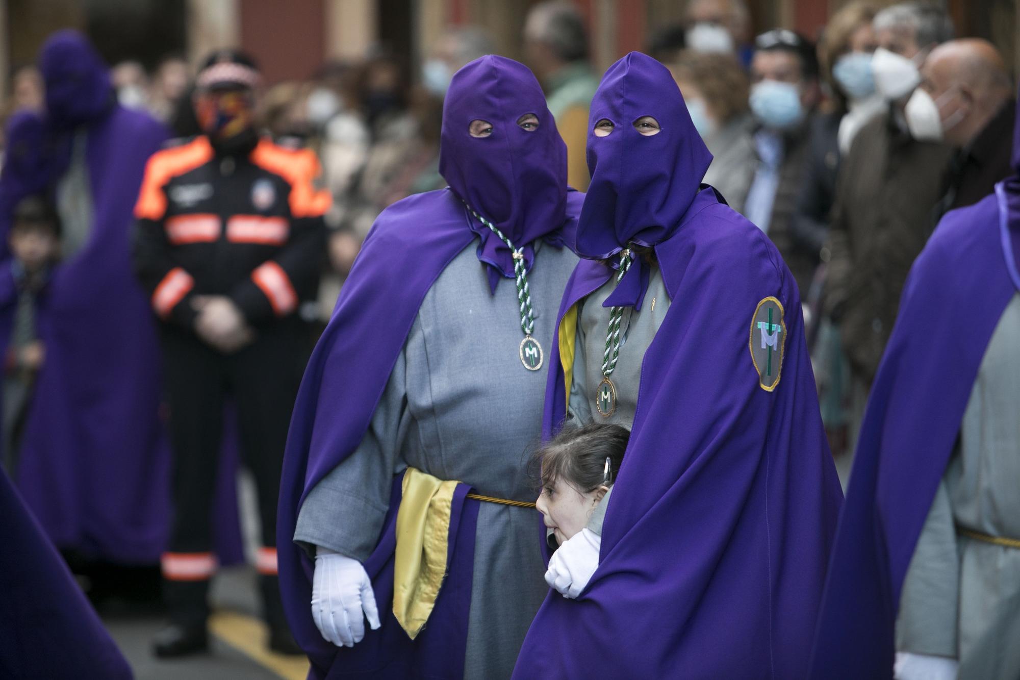 EN IMÁGENES: Gijón arropa al Cristo de los Mártires en su regreso a las calles