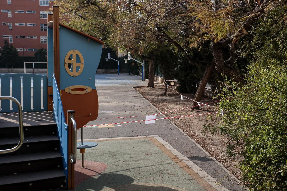 Zonas de uno de los patios del colegio Santo Domingo, valladas por prevención
