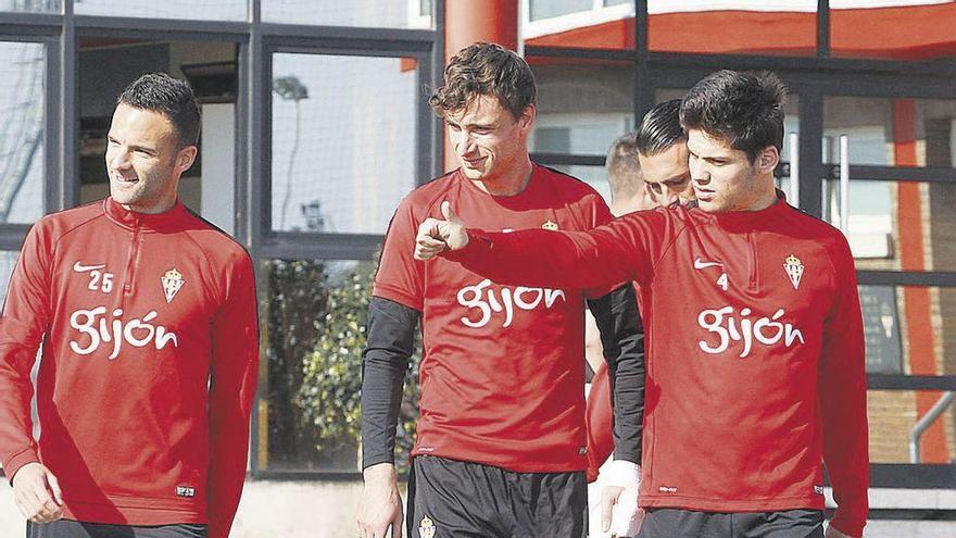 Jorge Meré, con el pulgar en alto, junto a Amorebieta y Borja Viguera, ayer, en Mareo.