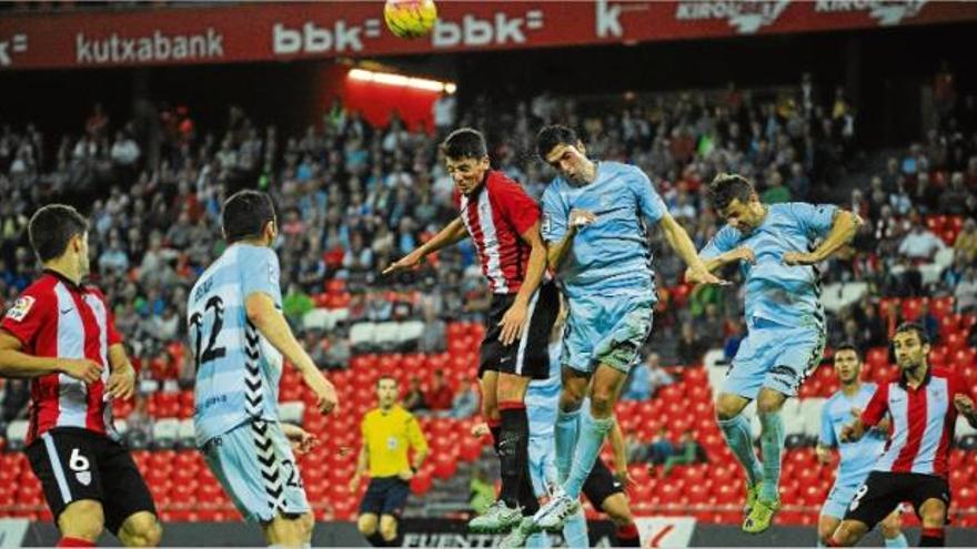 Juanjo pugna per una pilota aèria ahir a Bilbao.