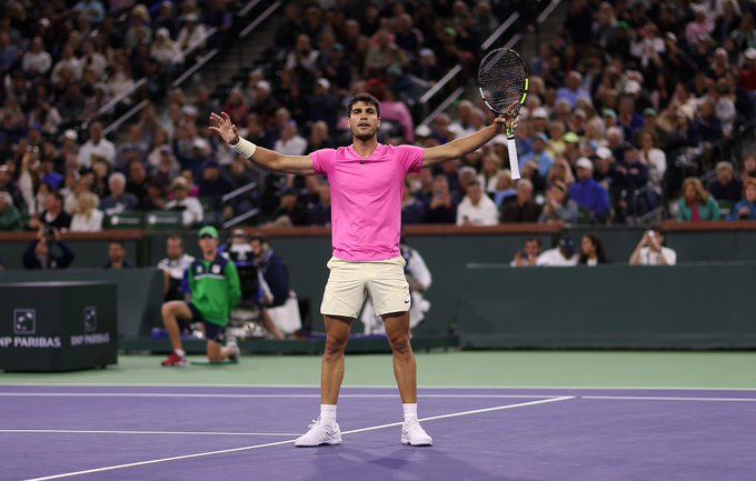 Alcaraz celebra su pase a semifinales de Indian Wells.