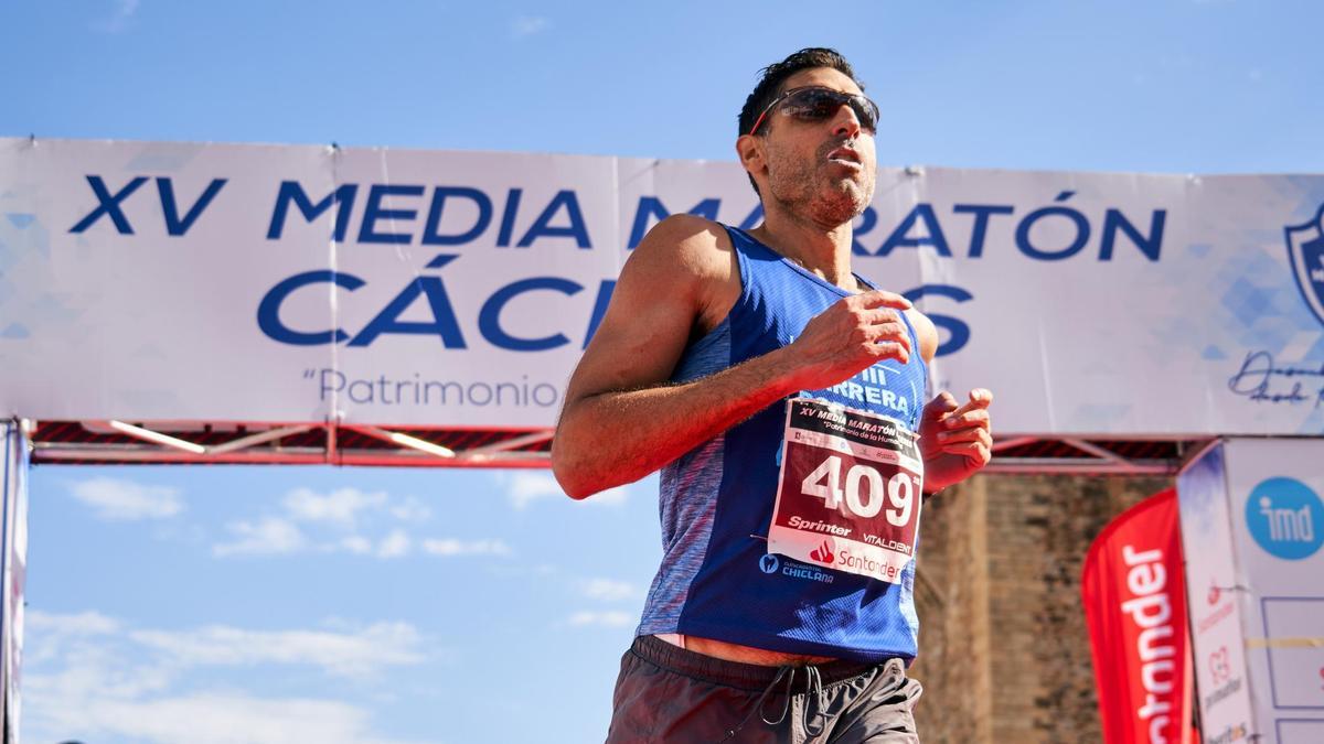 Uno de los corredores de la media maratón de Cáceres.