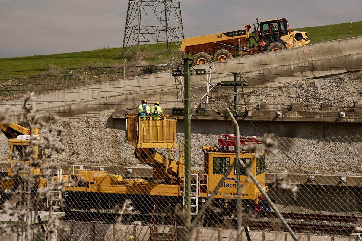 Trabajos en Álora en el deslizamiento de tierra que que mantiene cortada la línea AVE Madrid-Málaga desde el último temporal