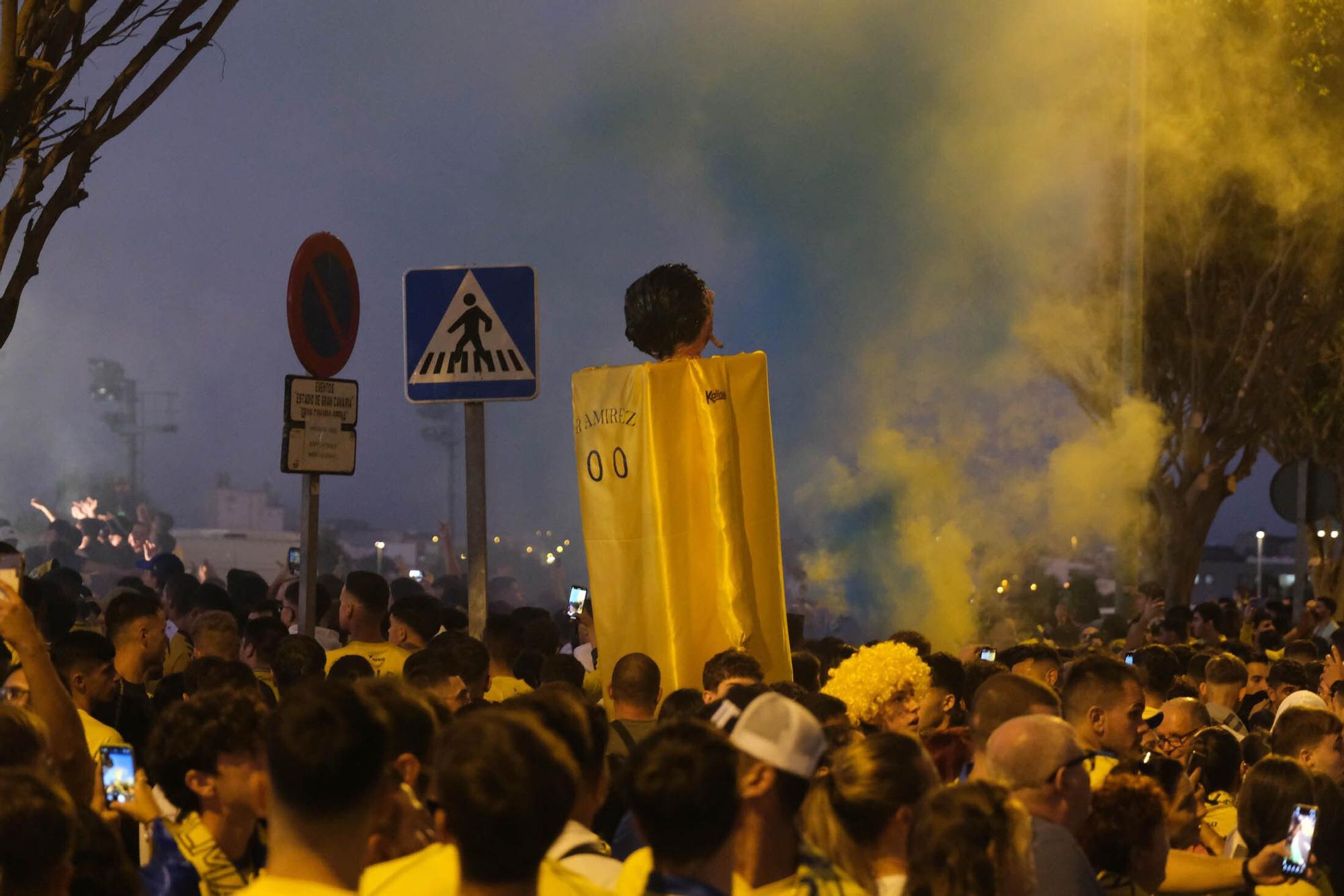 Los aficionados de la UD Las Palmas reciben la guagua con los jugadores antes del derbi