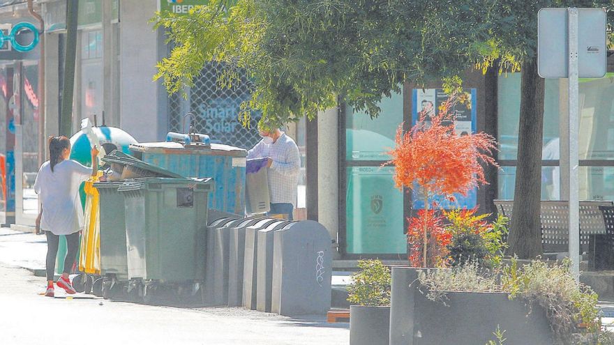 Imagen de archivo de contenedores en la calle Arzobispo Lago. | // IÑAKI ABELLA