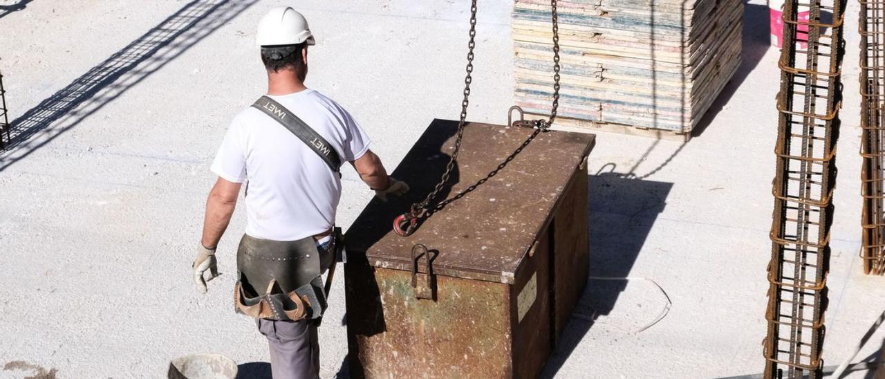 Un trabajador del sector, en las obras de construcción de un edificio. | PILAR CORTÉS