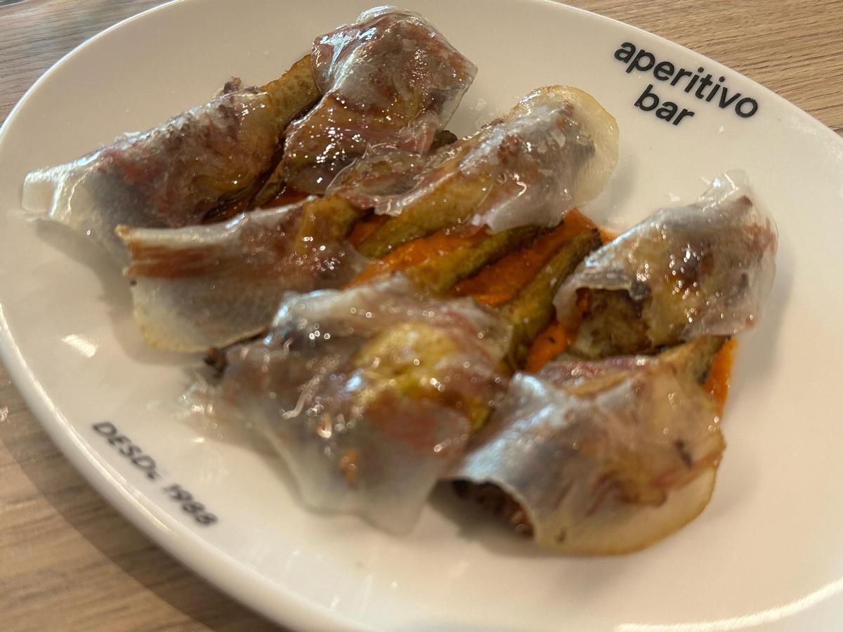 Alcachofas con velo de panceta y salsa romesco