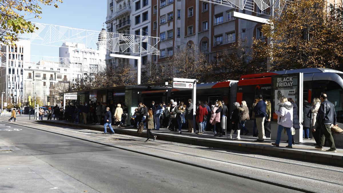 Los paros en la hora punta de medio día provocaron pequeñas aglomeraciones en las paradas del centro.