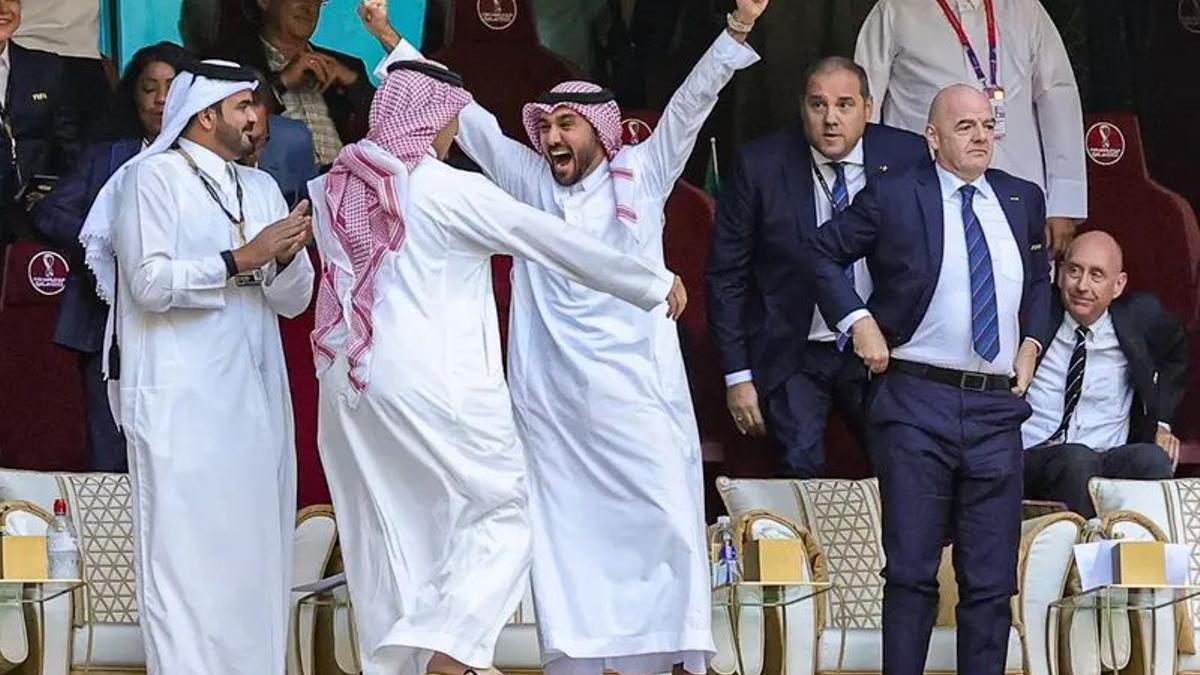 El príncipe bin Salman celebra un gol del Arabia Saudí junto a Gianni Infantino, presidente de la FIFA, en el Mundial de Qatar.