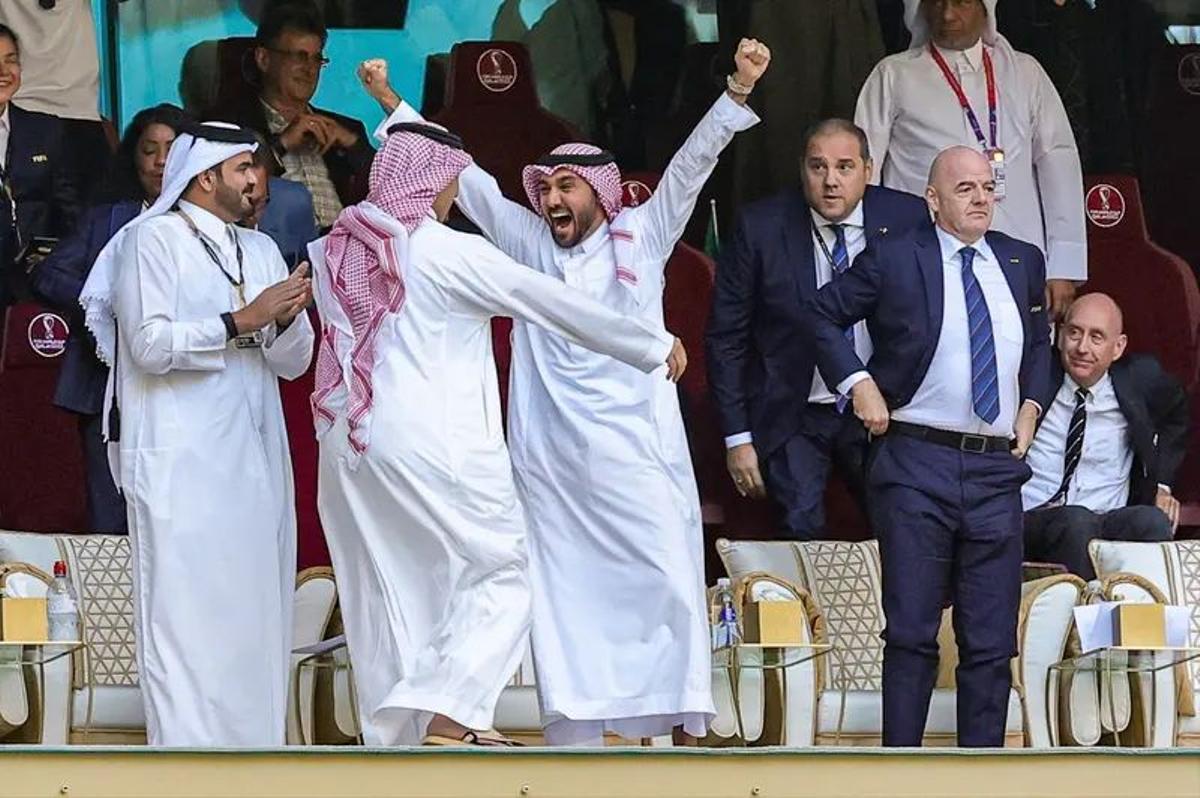 El príncipe bin Salman celebra un gol del Arabia Saudí junto a Gianni Infantino, presidente de la FIFA, en el Mundial de Qatar.