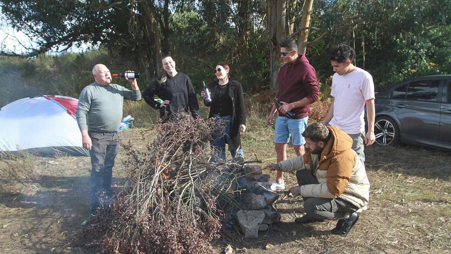 Gurpos de familia e amigos chegna a Montealegre para facer os Magostos populares
