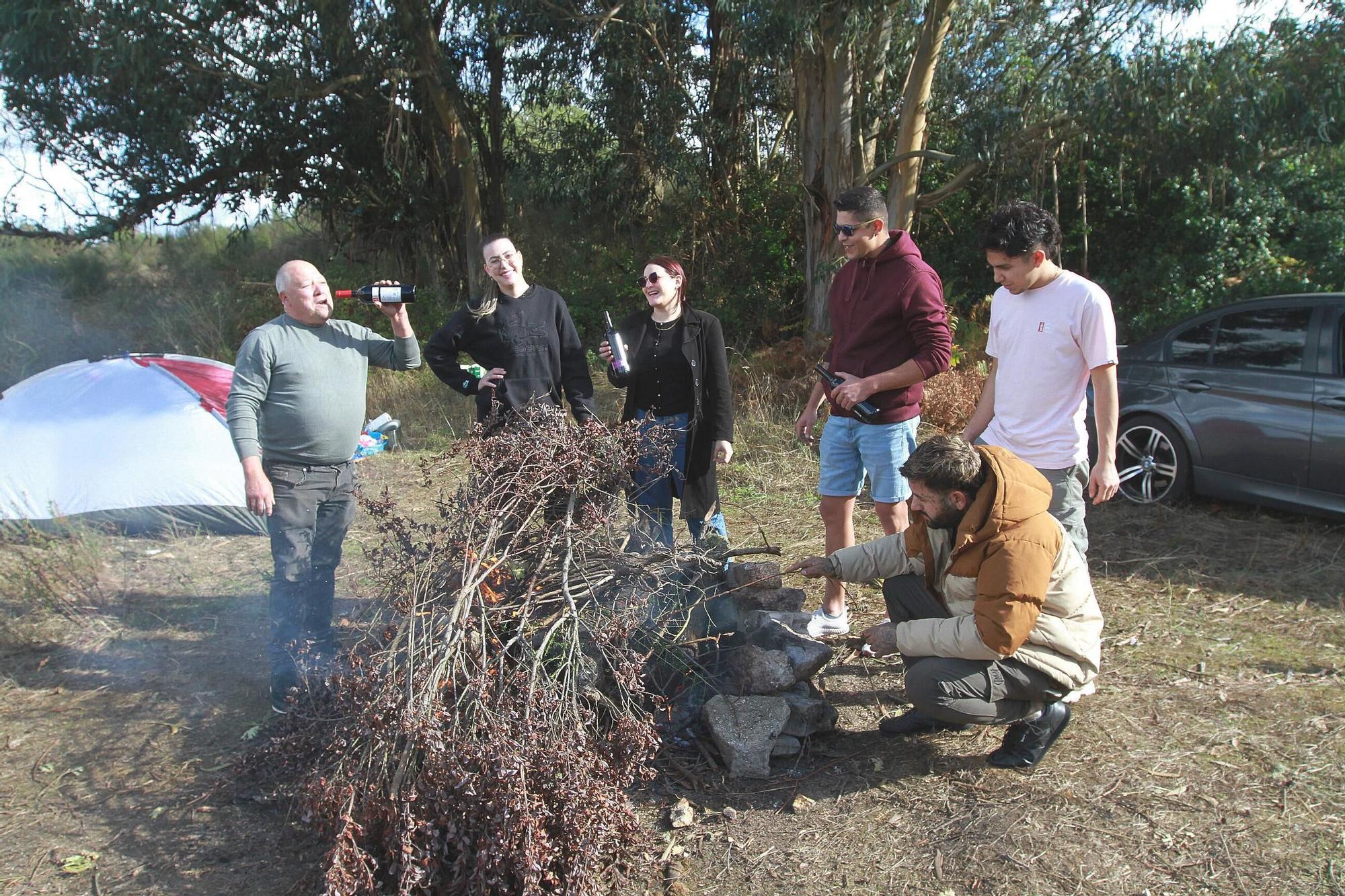 Gurpos de familia e amigos chegna a Montealegre para facer os Magostos populares