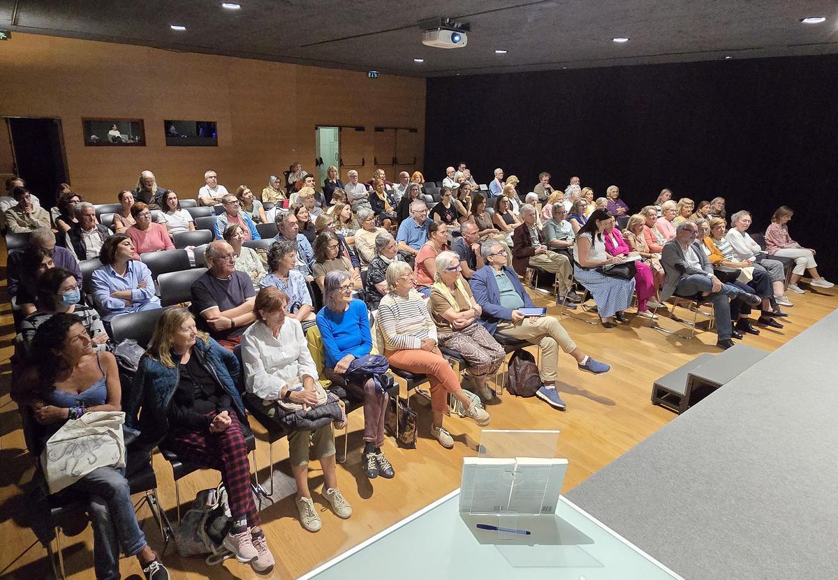 Público asistente al Club Faro con la invitada Ángeles Caballero, escritora y periodista