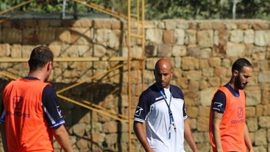 Nehdi Naft, el técnico del Marbella Fútbol Club, en pleno entrenamiento con el equipo malagueño.