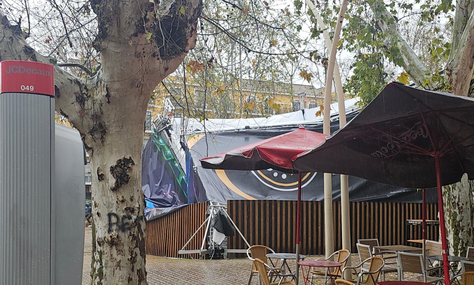 Imágenes del desplome de una carpa en la Alameda en Sevilla