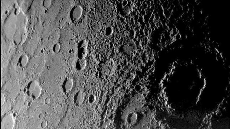 Imagen cedida por la NASA el 16 de enero de 2008 del planeta Mercurio, el planeta más pequeño y cercano al Sol, tomada por una nave espacial el 14 d enero 2008, de la superficie con cráteres, profundidades y acantilados. EFE/Johns Hopkins University