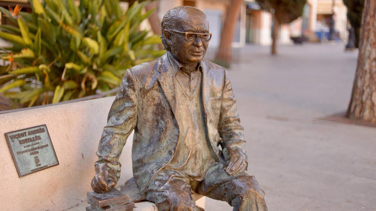 Estatua de Vicent Andrés Estellés en Burjassot