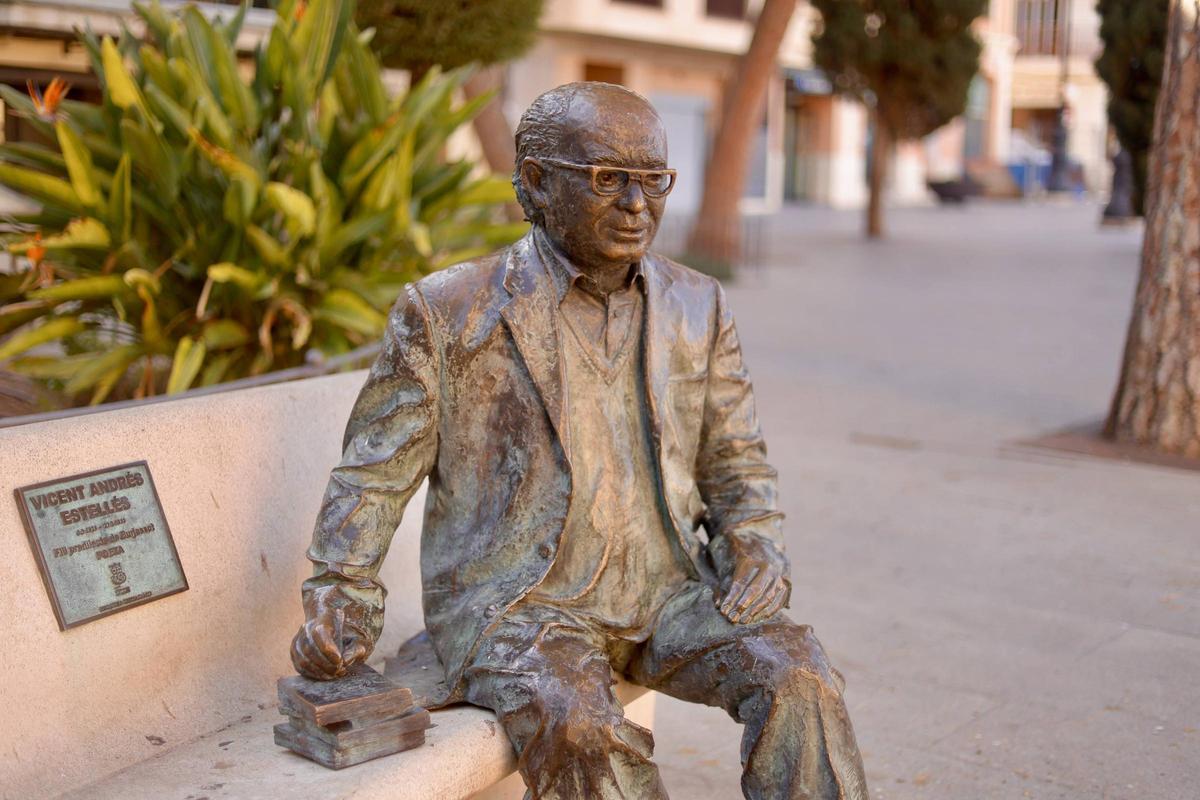 Estatua de Vicent Andrés Estellés en Burjassot