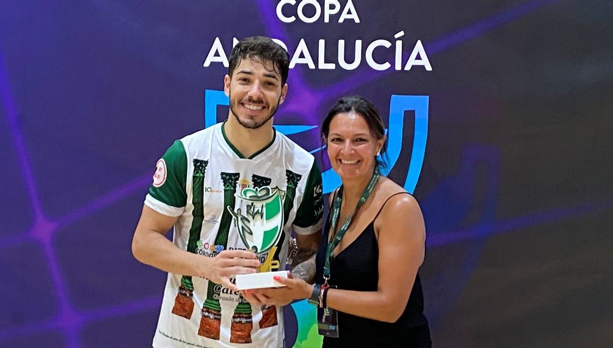 Lucas Perin recibe el premio al mejor jugador de la final.