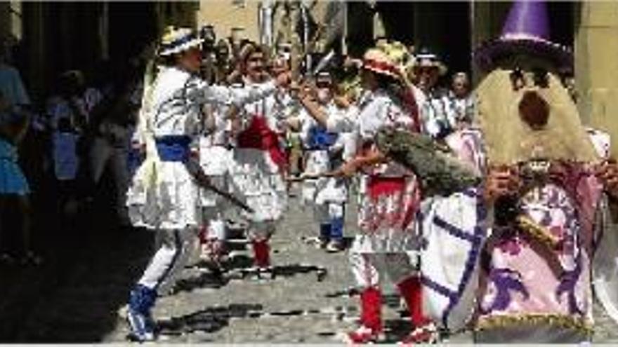 Diversos moments de la cercavila d&#039;ahir al migdia als carrers de Moià