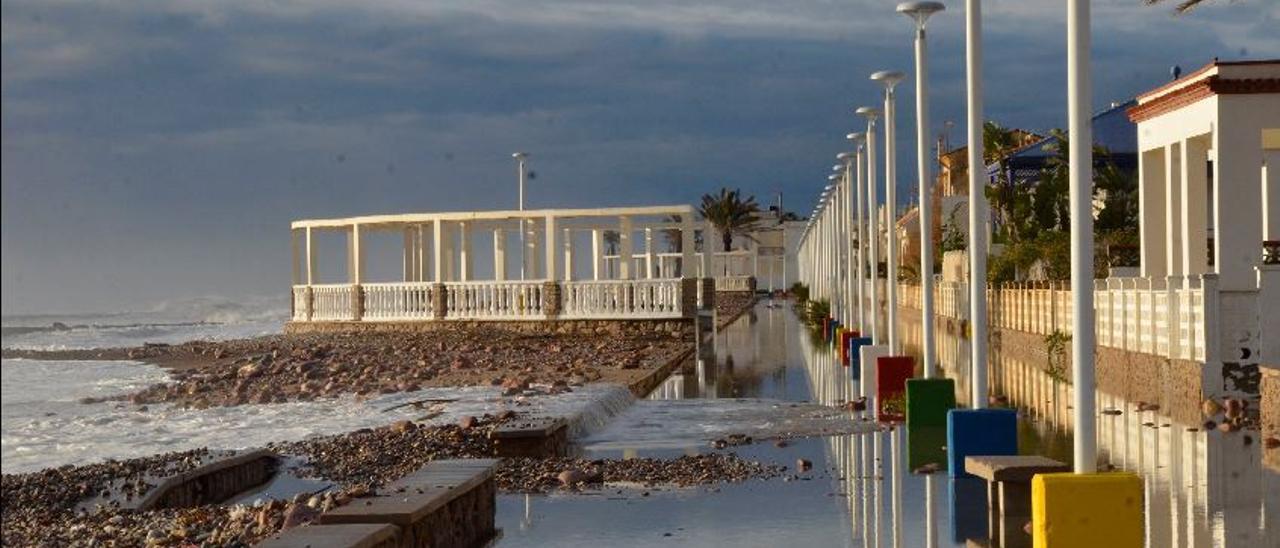 El alcalde de Moncofa urge al Gobierno actuaciones para frenar los daños que se producen en el litoral tras cada temporal.