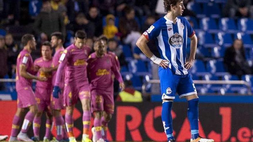 Los jugadores de Las Palmas celebran uno de sus goles.