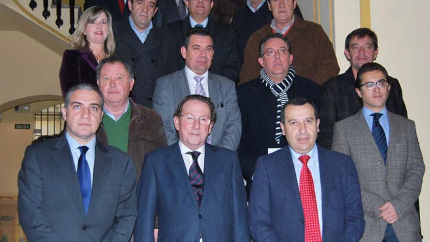 Bendodo, De Llera y Ruiz Espejo, en primera línea, con representantes de los municipios.