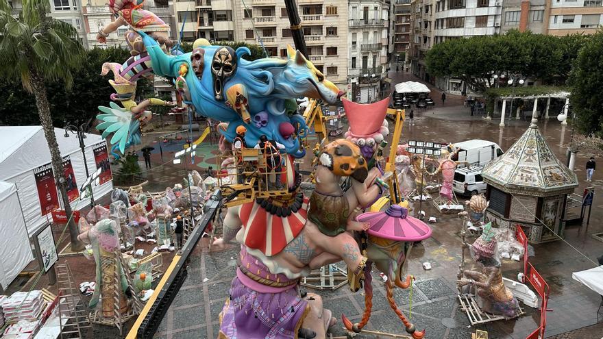 Las fallas de Sección Especial de Alzira se abren paso entre la lluvia