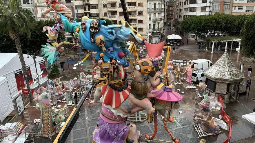 Las fallas de Sección Especial de Alzira se abren paso entre la lluvia