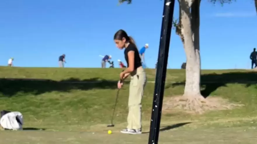 Niña usando el Iniesta Putt