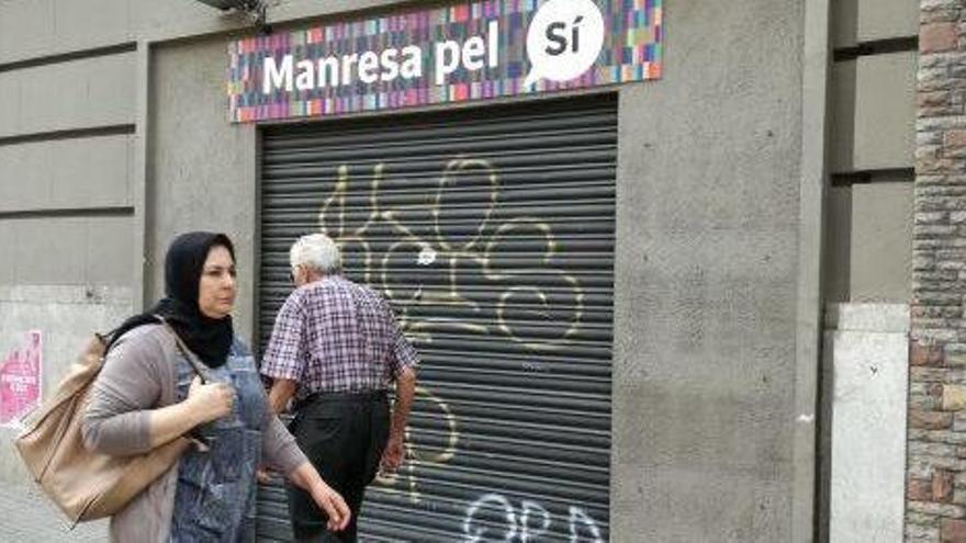 El local on hi havia el quiosc Cirera, a la Muralla de Sant Domènec, amb el cartell de Manresa pel Sí