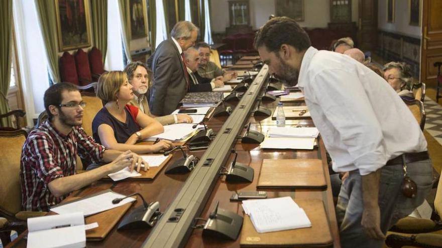 Asistentes ayer a la reunión de la comisión de expertos de la Memoria Histórica.