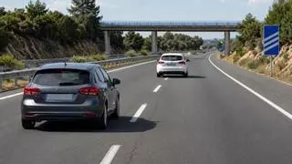 La distancia de seguridad que casi nadie calcula bien: el truco de los dos segundos que propone la DGT