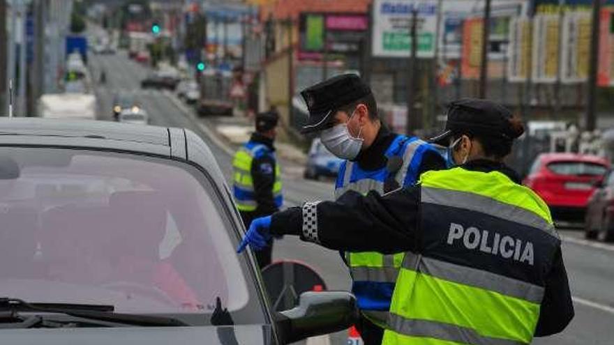 Control realizado por los agentes de la Policía Local de Vilagarcía.// IA