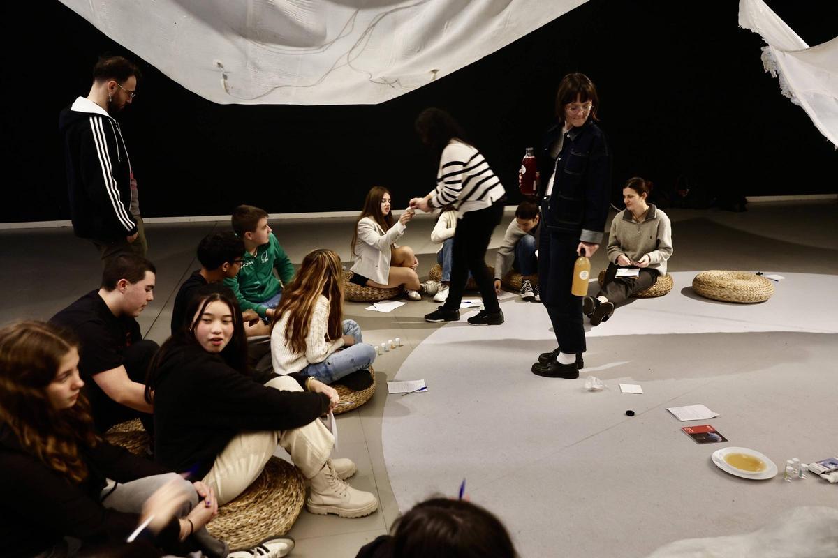 Alumnado, durante una de las actividades de la Feria de Arte y Ciencia.