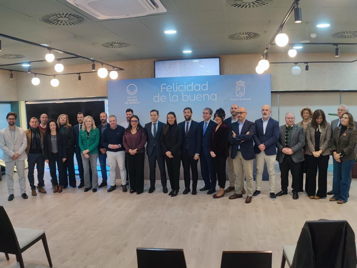 Foto de familia este jueves tras la presentación del estudio 'Impactur' en la sede del Itrem en Murcia.