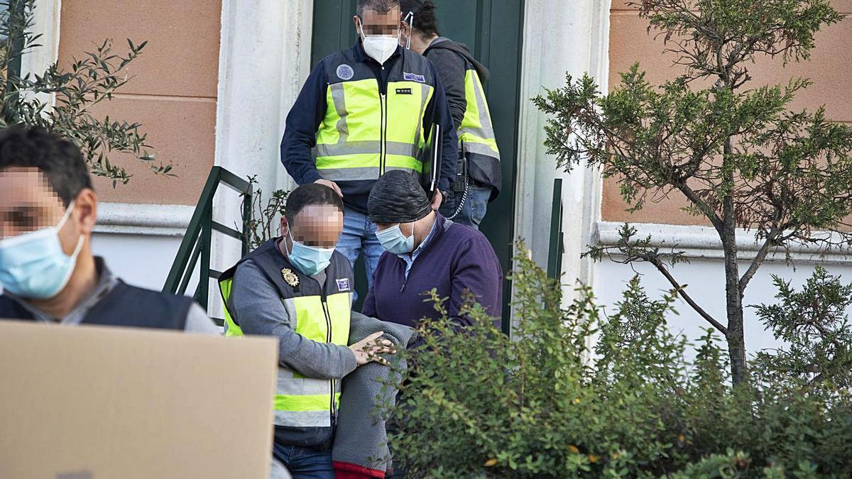 El jefe de jardines sale detenido de su residencia por policías nacionales.