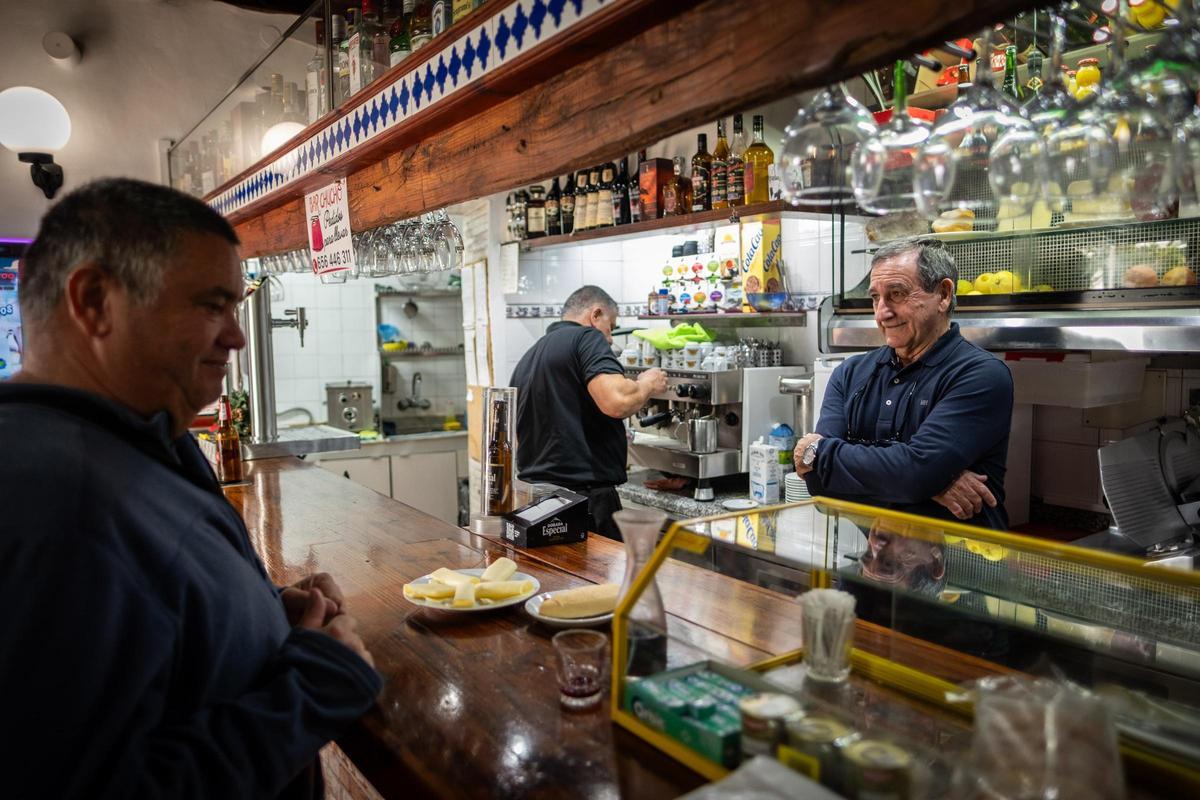 Chucho detrás de la barra junto a un trabajador haciendo un café