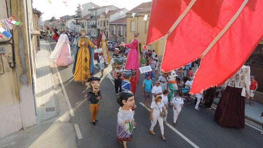 Desfile de gigantes y cabezudos por la travesía de Camarzana.