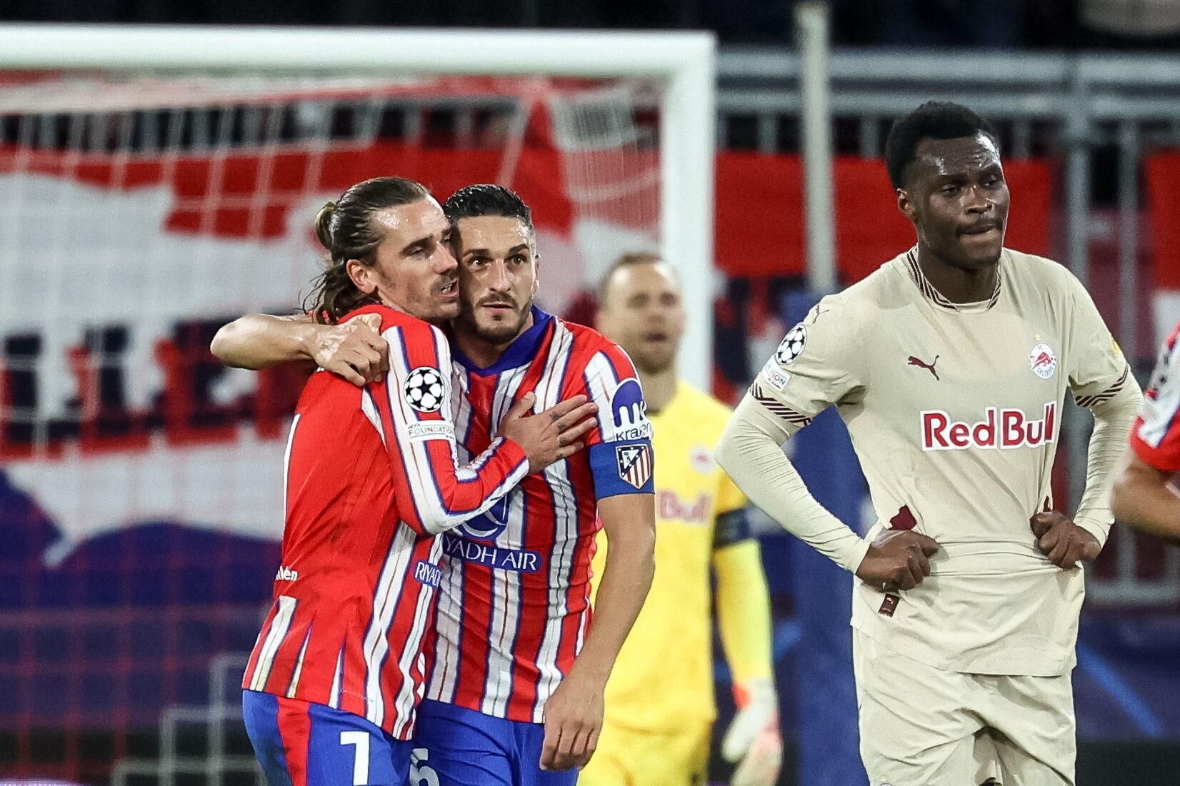 Salzburg (Austria), 29/01/2025.- Antoine Griezmann of Atletico (L) celebrates scoring the 0-3 goal during the UEFA Champions League match between RB Salzburg and Atletico Madrid in Salzburg, Austria, 29 January 2025. (Liga de Campeones, Salzburgo) EFE/EPA/FILIP SINGER