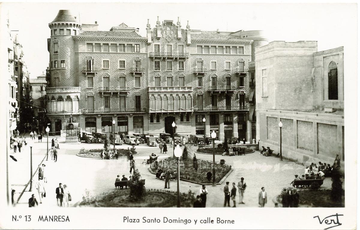 Fotografia de ca la Buresa del 1952 amb els pinacles segons el projecte d'Ignasi Oms i Ponsa