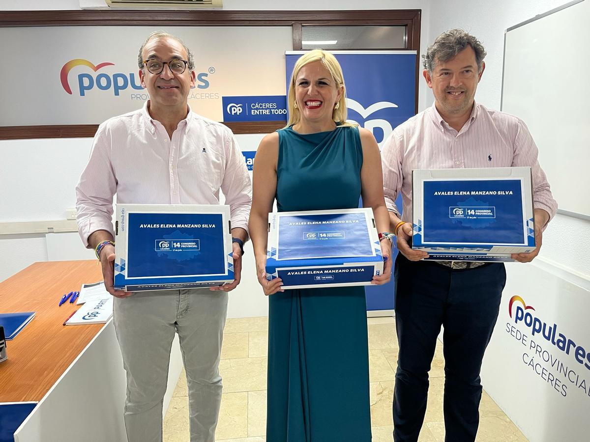 Elena Manzano, tras presentar sus 1.508 avales junto a Rafa Mateos y Juan Luis Rodríguez.