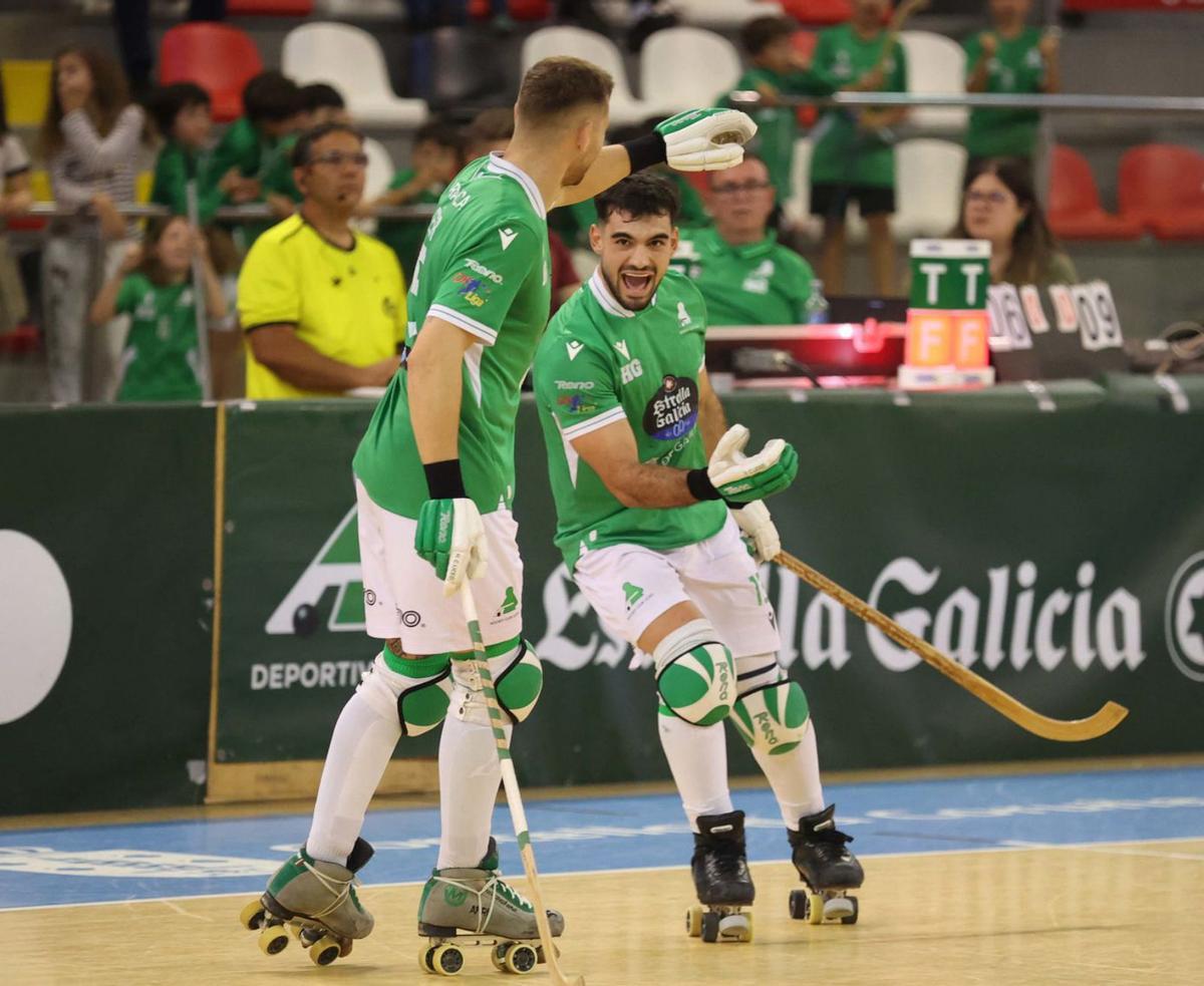 Bruno Saavedra celebra un gol con César Carballeira. |  Iago López