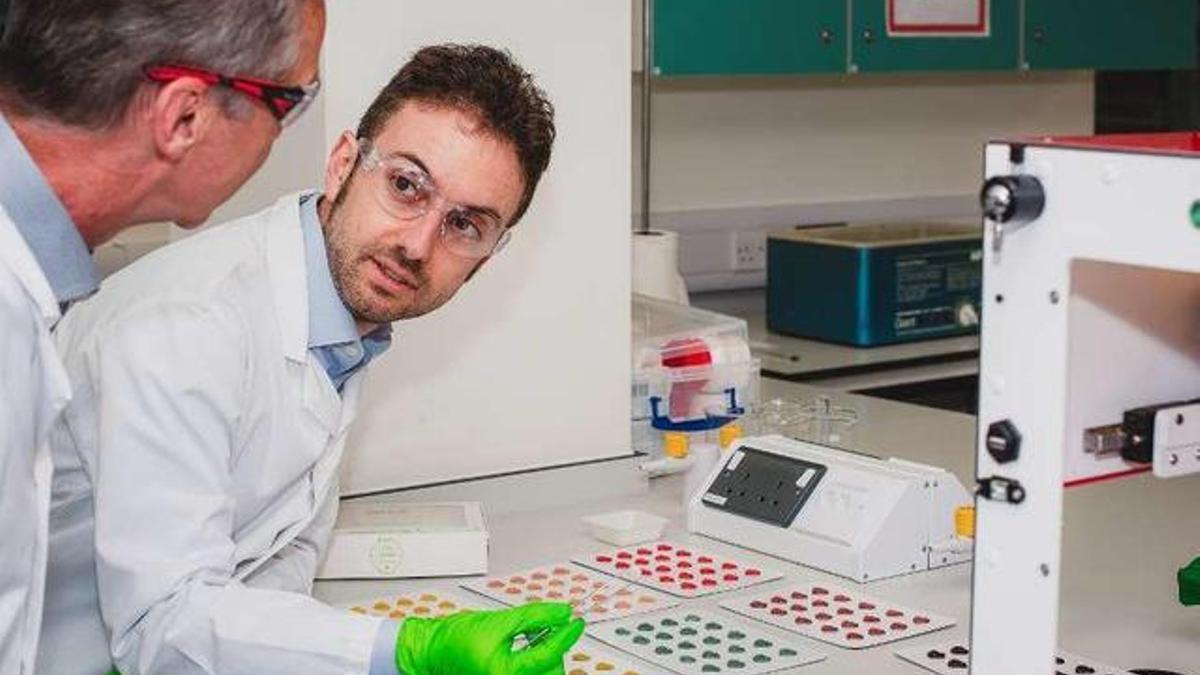 O doutor en Tecnoloxía Farmacéutica, Álvaro Goyanes, cuna impresora 3D