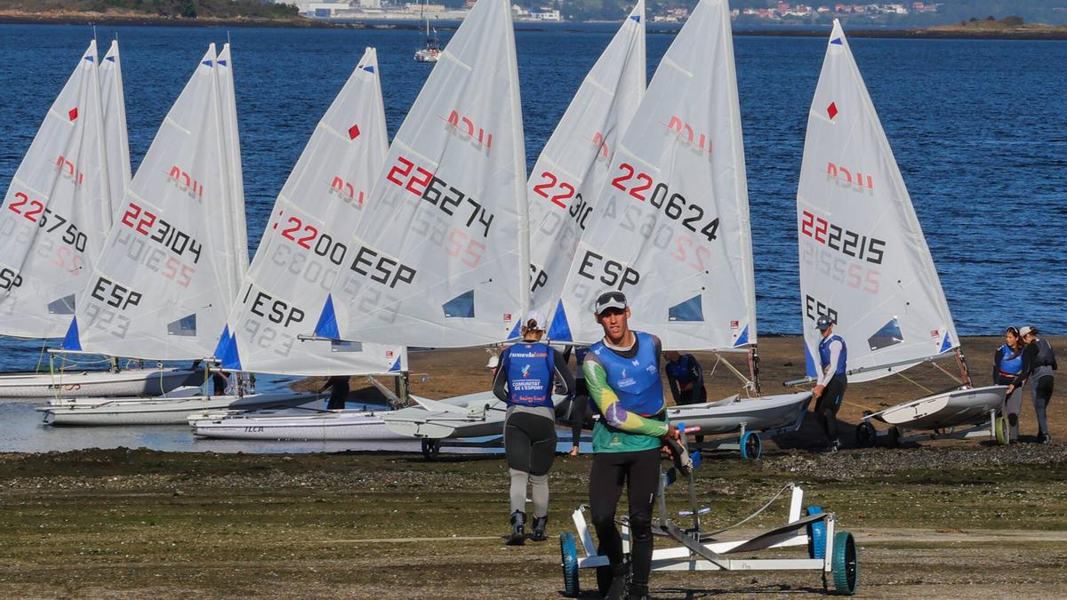 Participantes en la competición de ILCA 6 disputtada en la ría de Arousa.
