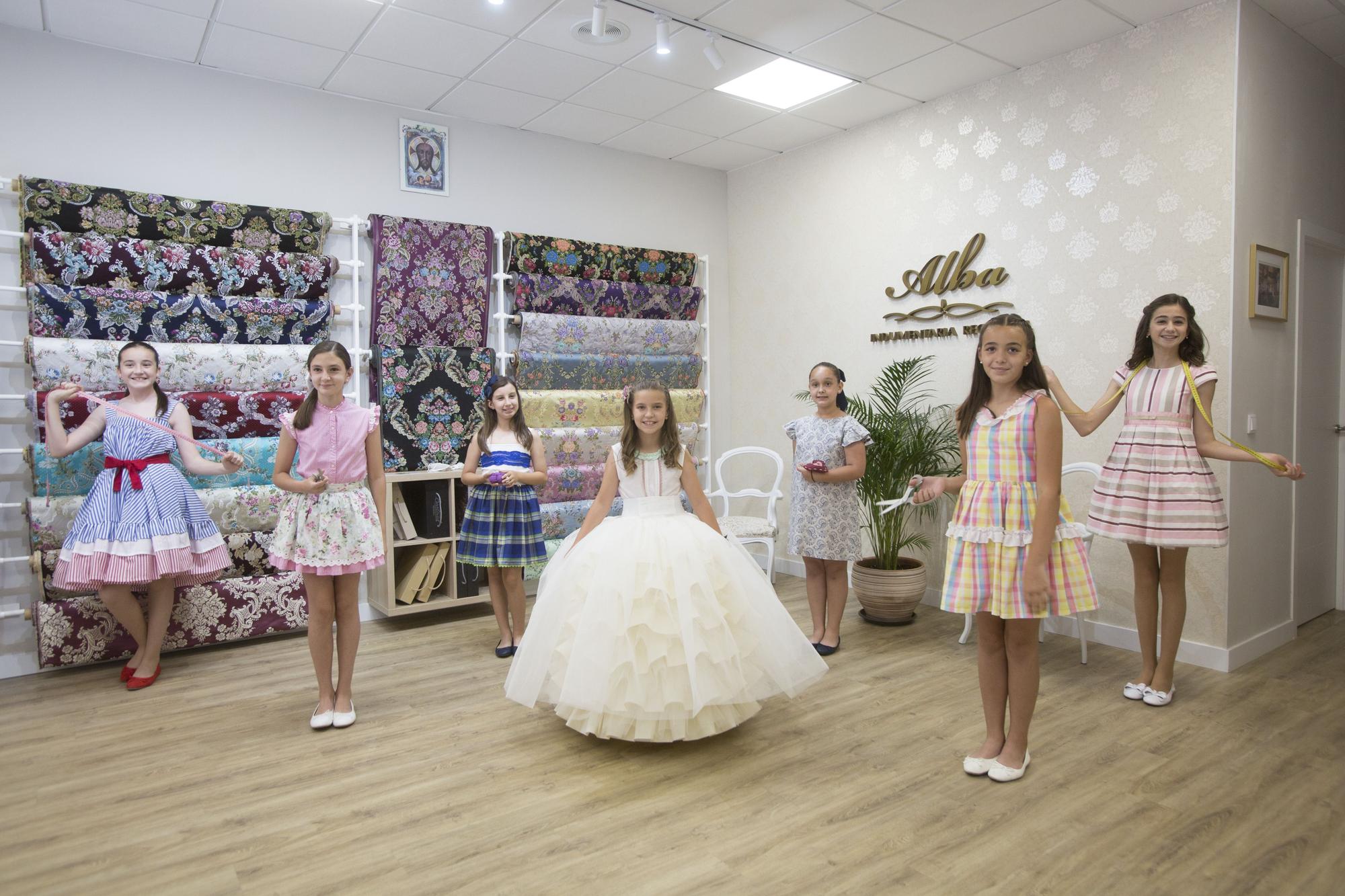 Toma de medidas a la Bellea del Foc Infantil y a sus damas