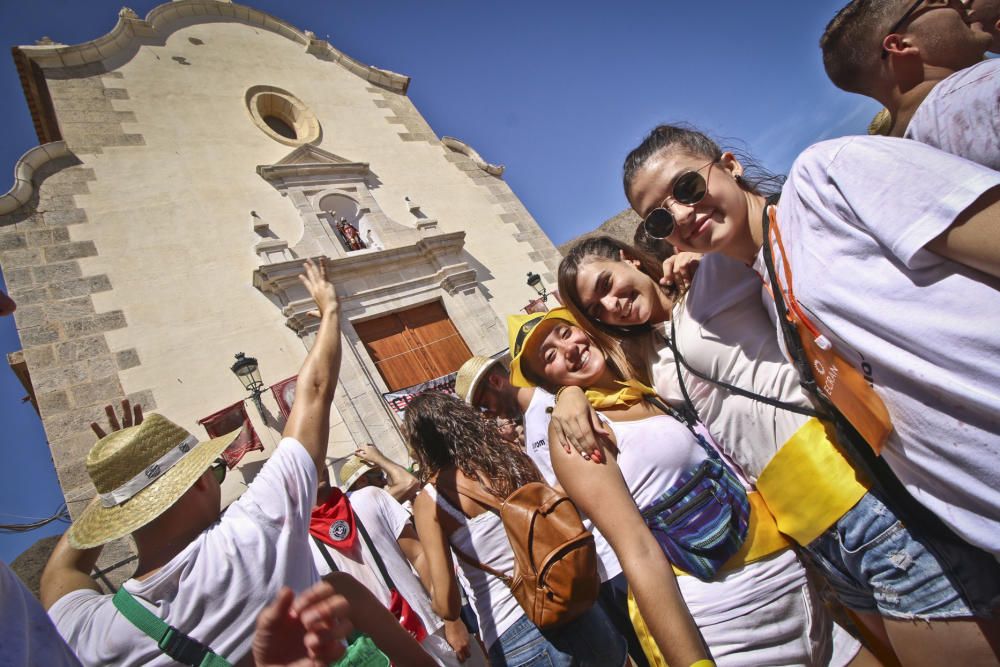 La ermita de San Roque congrega a decenas de personas para comenzar los festejos patronales y de Moros y Cristianos