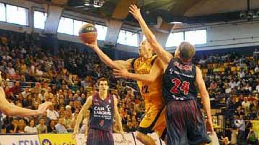 Jaycee Carroll intenta la penetración en el partido en el Centro Insular ante Oleson, su sombra en esta serie. i LP/DLP