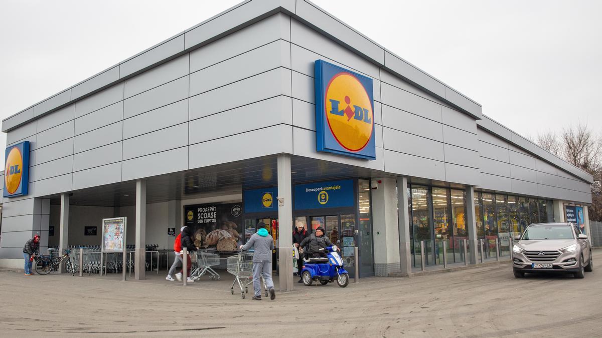 Colas en Lidl para conseguir la bicicleta eléctrica más barata del mercado que puede alcanzar hasta los 25 kilómetros por hora