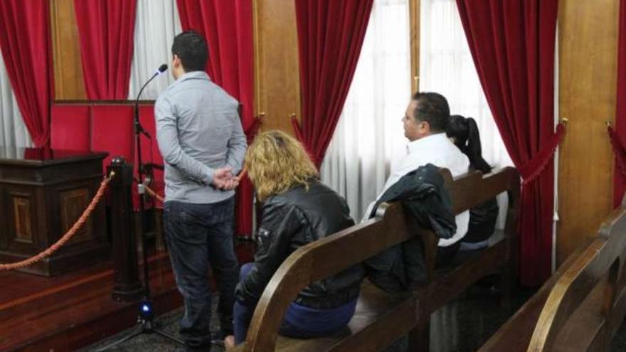 Uno de los acusados, declarando ayer en el juicio celebrado en la Audiencia de Ourense.  // Iñaki Osorio